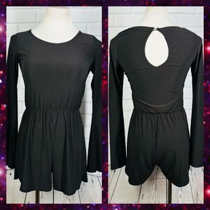10/$25🦋 Pinc Long Sleeve Black Keyhole Romper - Size Small